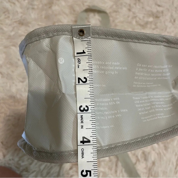 Lululemon holiday tote shoulder bag White 9” x 12” clasp closure - Picture 4 of 7